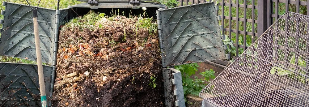 Komposter gefüllt mit Gartenabfällen